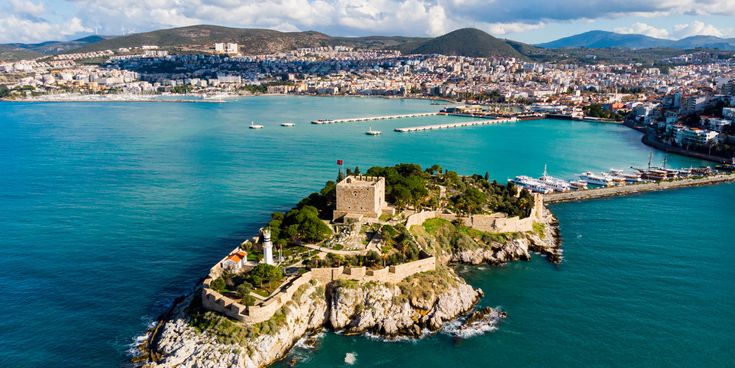 Blick auf Kuşadası mit Güvercinada-Burg am Meer und Hafenpromenade an der Ägäis, Türkei