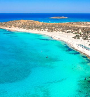 Strandabschnitt mit hellblauen Meer von Chrissi Island bei Kreta