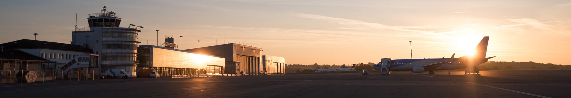 Panorama-Außenansicht des Terminals am Flughafen Saarbrücken bei Sonnenuntergang