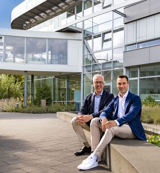 Gerald und Steffen Kassner vor dem schauinsland-reisen Firmengebäude