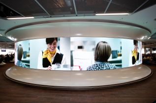 Erlebnis-Gate am Flughafen Frankfurt mit großflächigem 360-Grad-Bildschirm und Wartebereich im Terminal