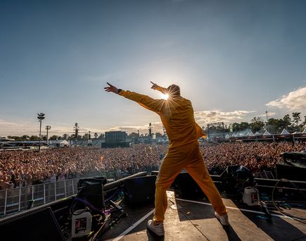Auftritt auf der Festivalbühne vor tausenden Besucherinnen und Besuchern beim Glücksgefühle Festival.