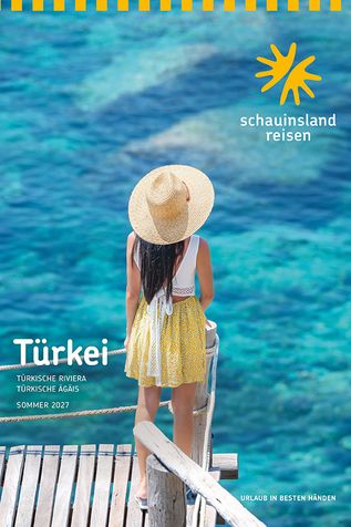 Türkei: Person mit Sonnenhut auf einem Holzsteg vor türkisblauem Meer – Katalog Türkei Sommer 2027