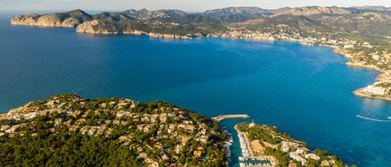 Panoramaaufnahme von Santa Ponsa auf Mallorca mit Strand, türkisblauem Wasser und umliegenden Bergen
