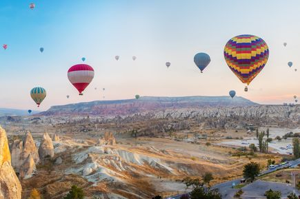 Heißluftballons über der Felslandschaft von Kappadokien in der Türkei
