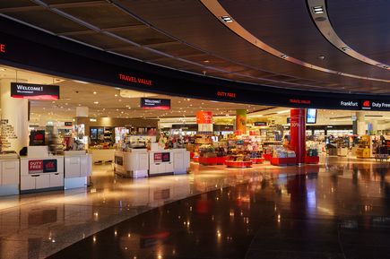 Duty-Free-Shop am Flughafen Frankfurt mit beleuchteten Verkaufsflächen, Reiseartikeln, Spirituosen