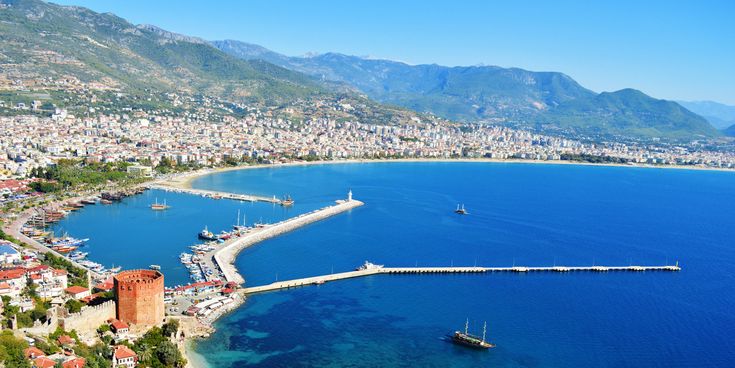 Panorama vom Hafen Alanya mit Kızıl Kule, Festungshalbinsel und blauem Mittelmeer, Türkei