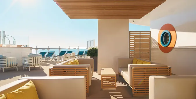 Deck des Costa-Kreuzfahrtschiffes