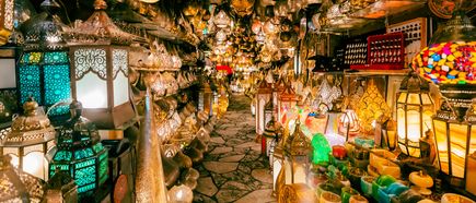 „Ein Souvenirgeschäft voller bunter orientalischer Laternen und Lampen, die eng nebeneinander hängen und leuchten.