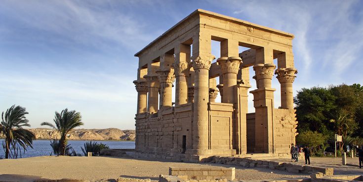 Der Philae-Tempel in Ägypten mit mächtigen Säulen, gelegen am Nilufer unter blauem Himmel
