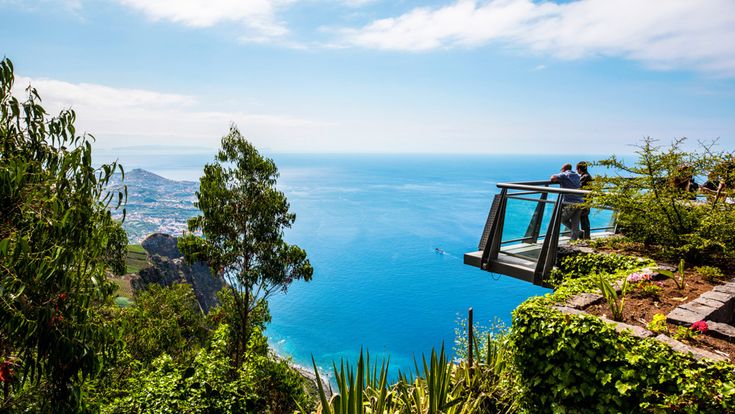 Aussichtsplattform an der Steilklippe Cabo Girão auf Madeira mit Blick über den Atlantik und die Küstenlandschaft der Insel