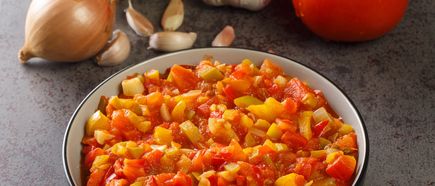 Traditionelles Gericht Sofrito in einer Schüssel, mit Tomaten, Paprika und Zwiebeln in würziger Sauce