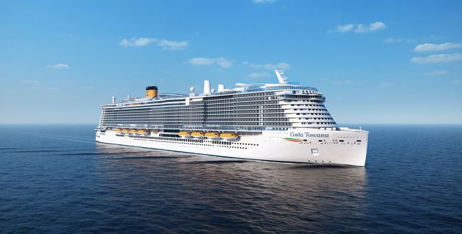 Die Costa Toscana auf hoher See, ein modernes Kreuzfahrtschiff mit weitläufigen Decks, großen Balkonkabinen und gelbem Costa-Schornstein
