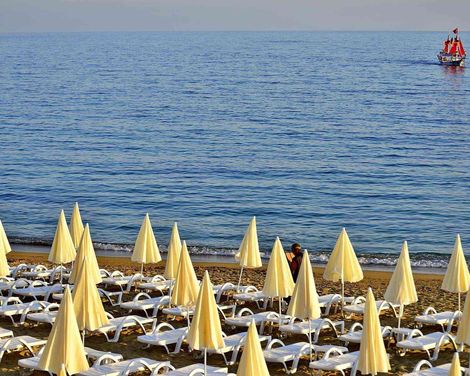 Azura Deluxe Resort & Spa Hotel