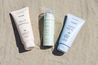 V.SUN Premium Travel Set mit Sonnencreme für Gesicht und Körper sowie After-Sun-Pflege auf hellem Sand.