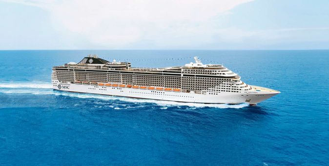 Außenaufnahme der MSC Splendida auf offener See, aufgenommen seitlich während der Fahrt bei klarem Himmel