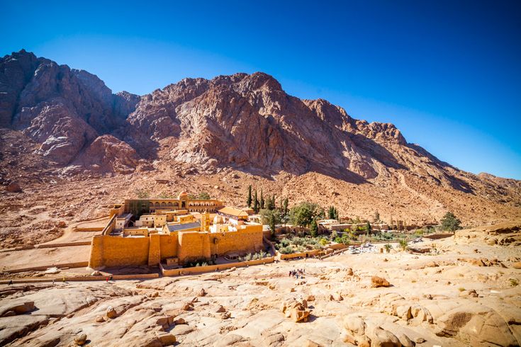 Das Katharinenkloster am Fuße des Berges Sinai, umgeben von karger Felslandschaft