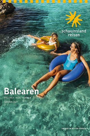Balearen: Zwei Personen mit Schwimmreifen im klaren türkisfarbenen Meer – Katalog Balearen Sommer 2027