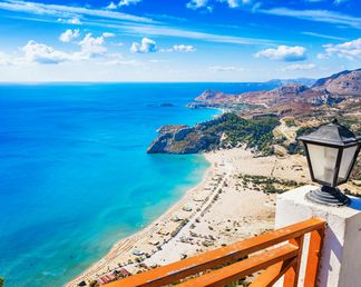 Panoramablick auf den Tsambika‑Strand auf Rhodos mit hellem Sandstrand, türkisblauem Meer und felsiger Küstenlandschaft