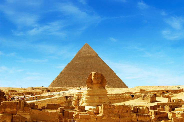 Berühmte Sehenswürdigkeiten des Alten Ägypten: Sphinx und Große Pyramide von Gizeh bei Kairo