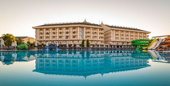 Hane Hotel in der Türkei mit mehrstöckigem Gebäude, großem Pool und Wasserrutschen im Außenbereich
