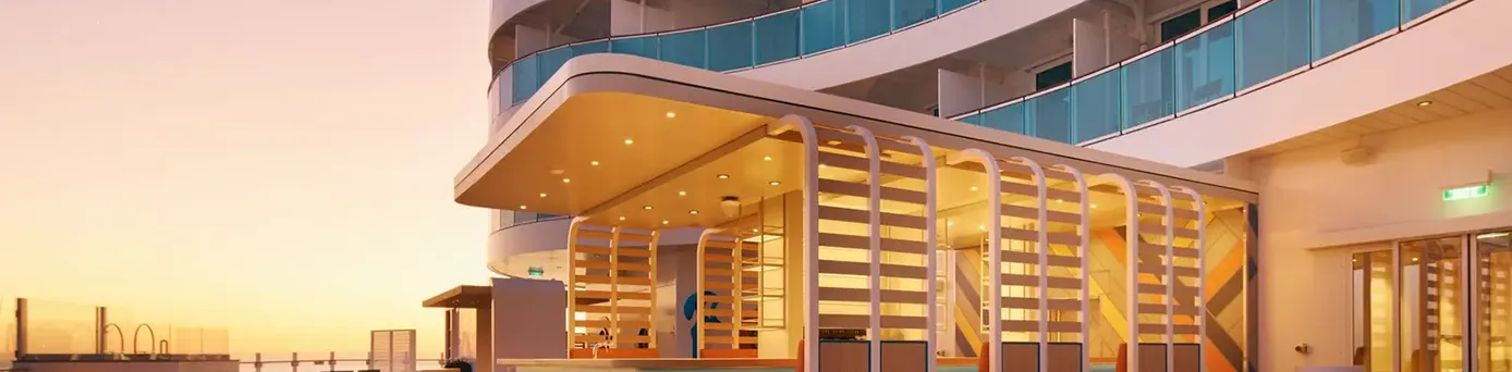 Deck des Costa-Kreuzfahrtschiffes bei Sonnenuntergang