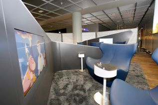 Movie World am Flughafen Frankfurt mit blauen Loungesesseln, integrierten Bildschirmen und separaten Sitzbereichen