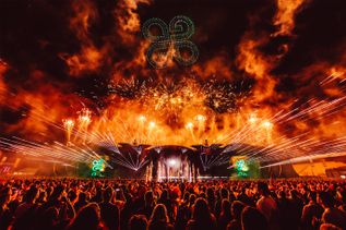 Große Festivalbühne beim Glücksgefühle Festival mit Lichteffekten, Feuerwerk und einer dicht gefüllten Menschenmenge vor der Bühne.