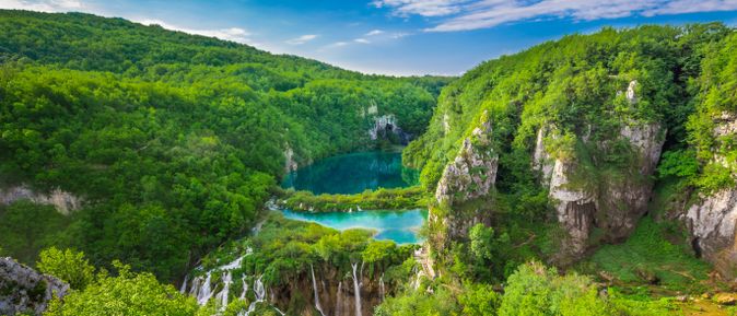 Plitvicer Seen Nationalpark in Kroatien mit türkisfarbenen Wasserfällen, grünen Wäldern und Felsen – beliebtes Naturhighlight und UNESCO-Welterbe