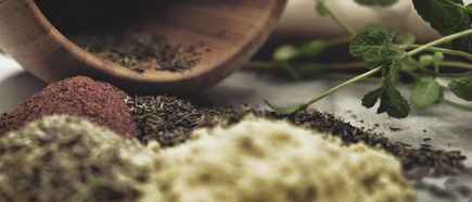 Verschiedene kleingehackte Gewürze 