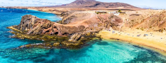 Papagayo-Strand auf Lanzarote mit türkisblauem Atlantikwasser, goldfarbenem Sandstrand und vulkanischer Küstenlandschaft im Süden der Kanareninsel