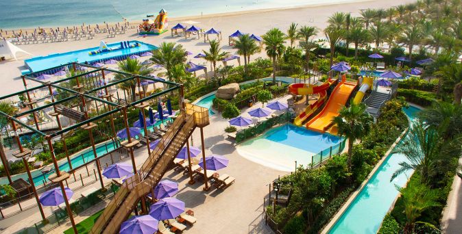 Großer Wasserpark mit Rutschen, Spielbereichen und Liegen direkt am Strand des Centara Mirage Beach Resort Dubai
