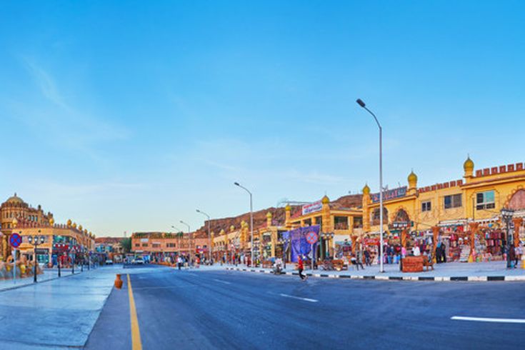 Straße mit Geschäften und Restaurants in der Altstadt von Sharm el-Sheikh bei klarem Himmel