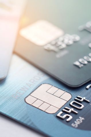 Nahaufnahme von Kreditkarten mit sichtbaren Chips und geprägten Nummern