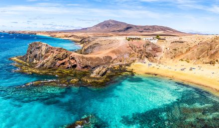 Papagayo-Strand auf Lanzarote mit türkisblauem Atlantikwasser, goldfarbenem Sandstrand und vulkanischer Küstenlandschaft im Süden der Kanareninsel