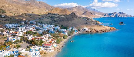 Küstenabschnitt von dem Ort Lendas auf Kreta mit einzelnen Häusern und Strand