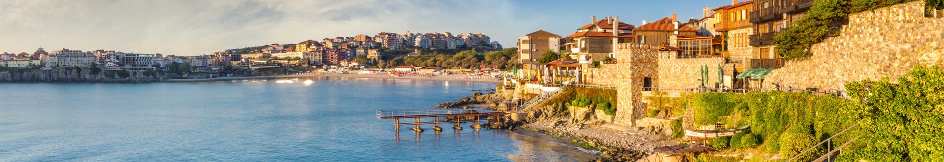 Panoramablick auf die Küste Bulgariens mit historischen Gebäuden