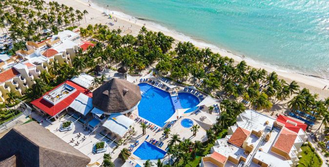 Luftaufnahme des Hotels mit großem Pool direkt am Strand