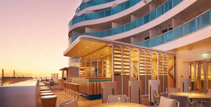 Deck des Costa-Kreuzfahrtschiffes bei Sonnenuntergang