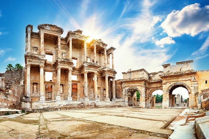 Antike Ruinen der Celsus-Bibliothek in Ephesus in der Türkei bei sonnigem Wetter, mit blauem Himmel und historischer Steinarchitektur