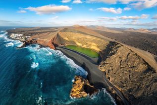 uftaufnahme der Bucht El Golfo auf Lanzarote mit der grünen Lagune Charco de los Clicos, schwarzem Lavastrand, steilen Vulkanfelsen und dem Atlantik