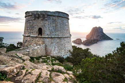 Historischer Wachturm Torre des Savinar auf Ibiza mit Blick auf die Felseninsel Es Vedrà