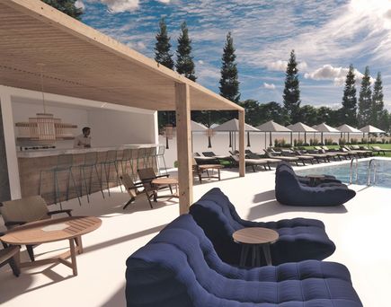Moderner Außenbereich mit Pool, blauen Lounge-Sesseln, Holztischen, Bar mit Hockern und Liegestühlen unter Sonnenschirmen.