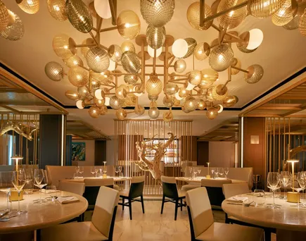 Restaurant-Bereich des Costa-Kreuzfahrtschiffes