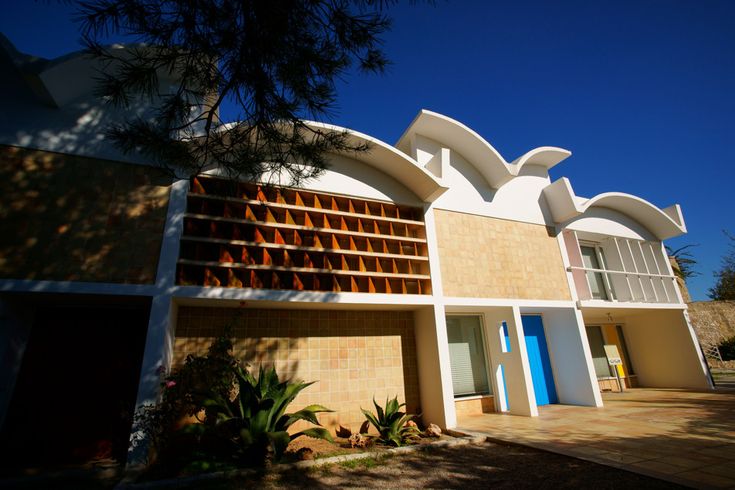 Fundació Pilar i Joan Miró in Palma de Mallorca mit moderner Architektur und wellenförmigen Dachstrukturen