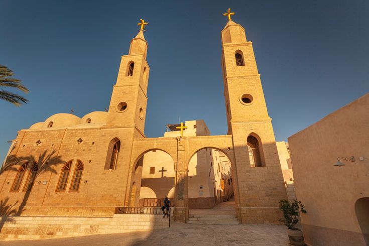 St.-Antonius-Kloster in Ägypten, ältestes christliches Kloster der Welt, mit markanten Türmen in der Wüste
