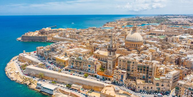 Klares türkisfarbenes Wasser an einem Strand auf Mallorca 