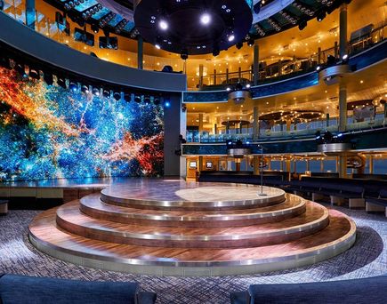 Mehrstöckiger Theatersaal auf  AIDA