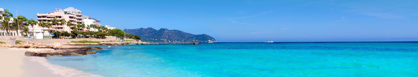 Panoramablick auf Cala Millor auf Mallorca mit Sandstrand, türkisblauem Wasser und Küstenhotels