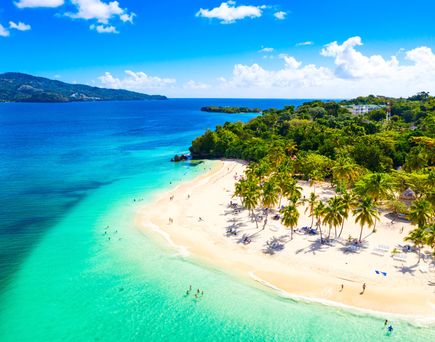 Tropischer Strand auf Cayo Levantado in der Dominikanischen Republik mit türkisblauem Wasser, weißem Sand, Palmen und entspannter Badekulisse in einer geschützten Bucht